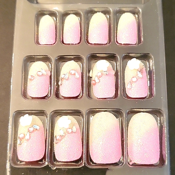 NEW Hello Halo Glam Glow & False Nails Set! - Picture 6 of 11